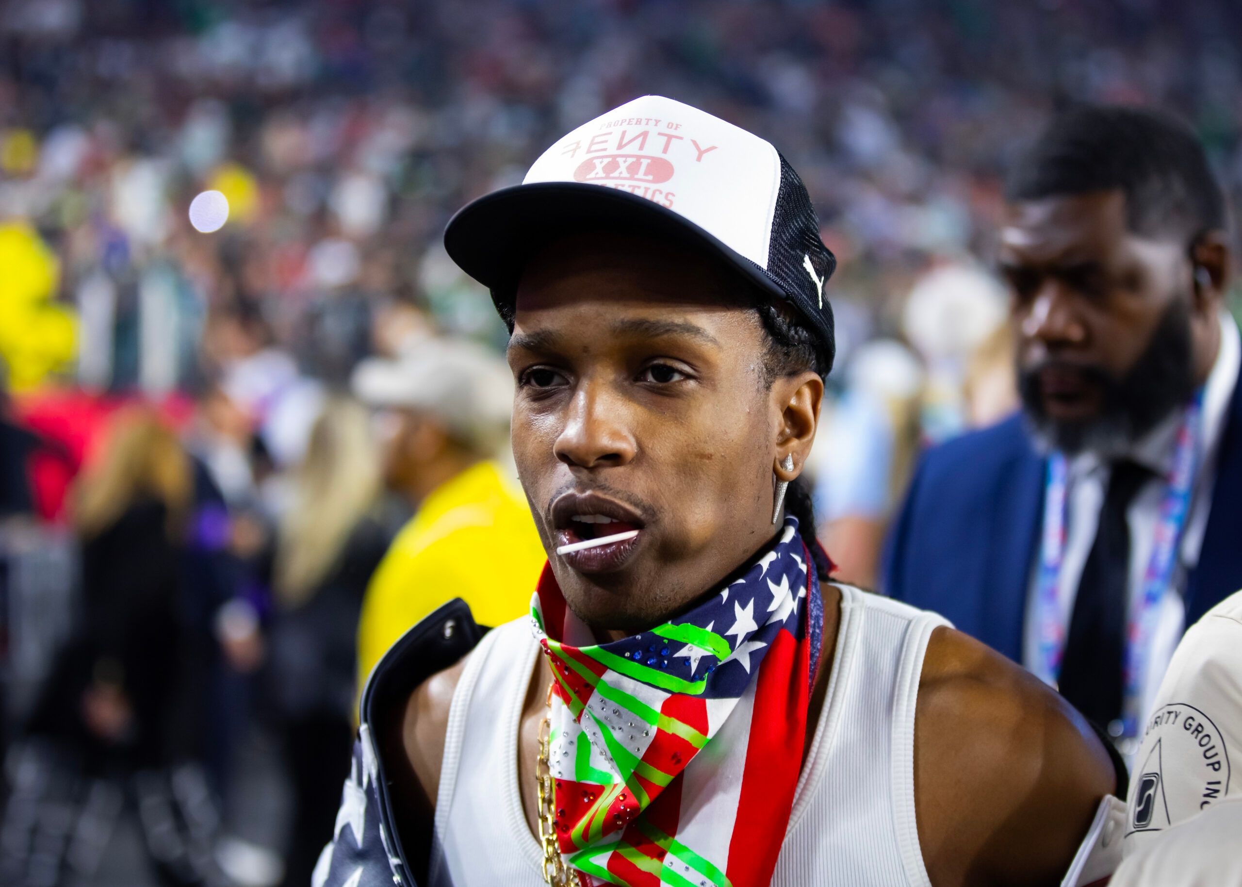 무대 위 뽀뽀로 잠재운 의혹… A$AP Rocky, 드레이크의 디스에도 흔들리지 않는 리한나와의 서사