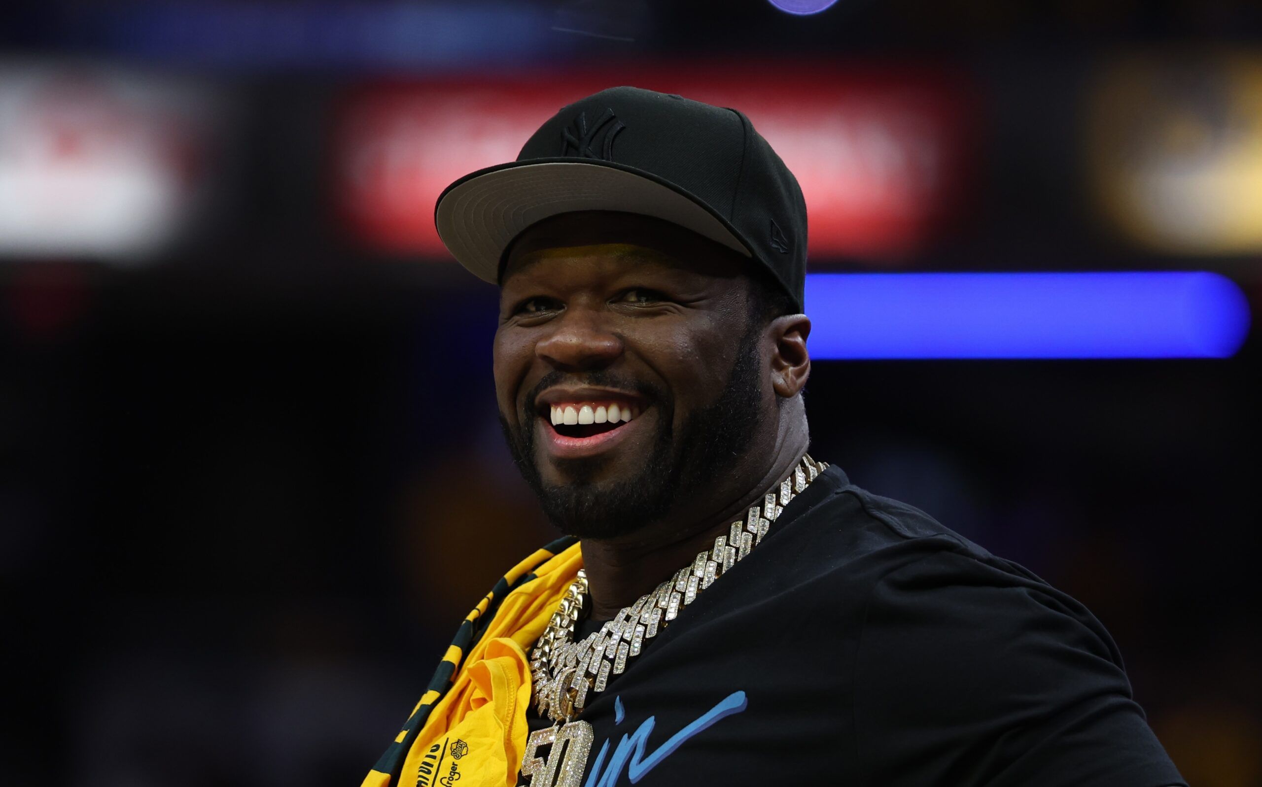 50 Cent, 클럽서 "나도 Diddy 싫어"라는 여성 팬에게 현금 세례