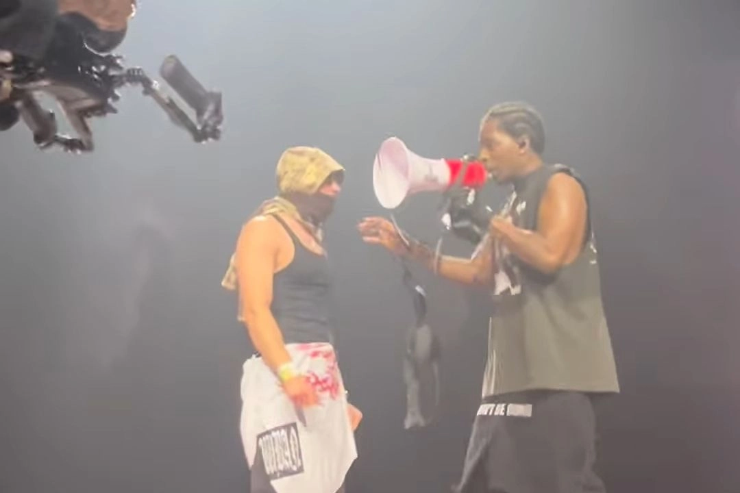 무대 위의 디자이너 A$AP Rocky, 관객석 '아버지'를 '예비 신랑'으로 재탄생시키다