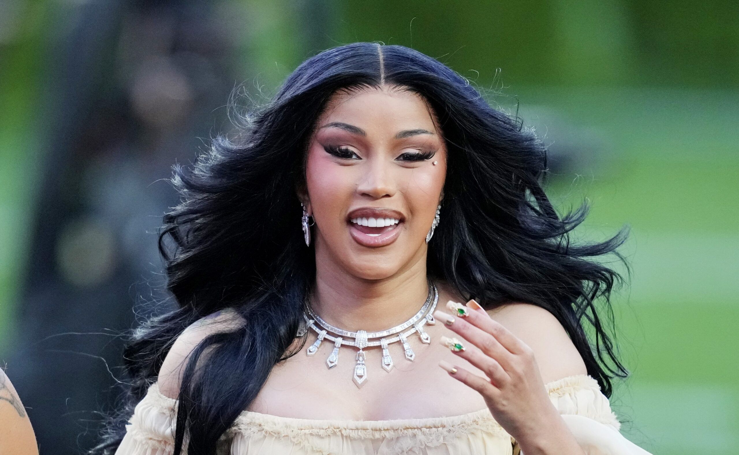 Cardi B, 투어서 Miley Cyrus 'Party In The USA' 파격 커버... 팬들 '폭풍 반응'