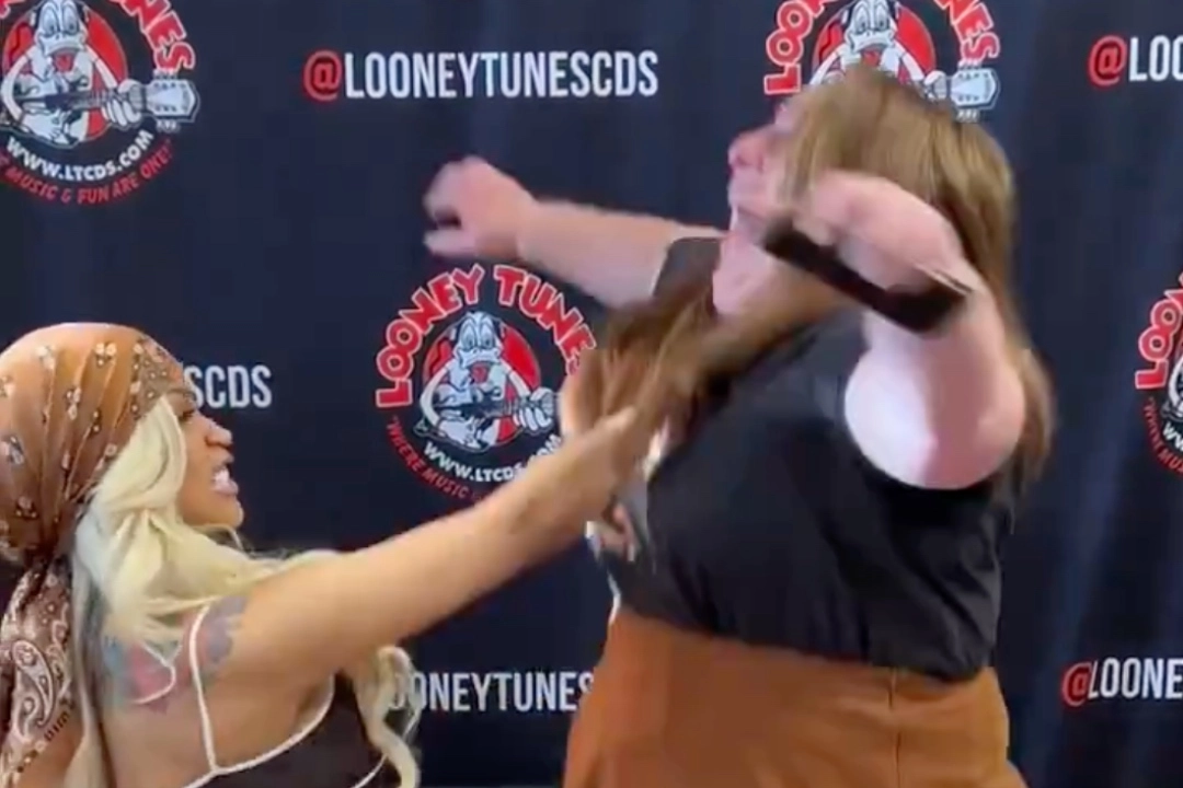 Cardi B, 신보 발매 기념 팬미팅에서 목 조르기 퍼포먼스까지