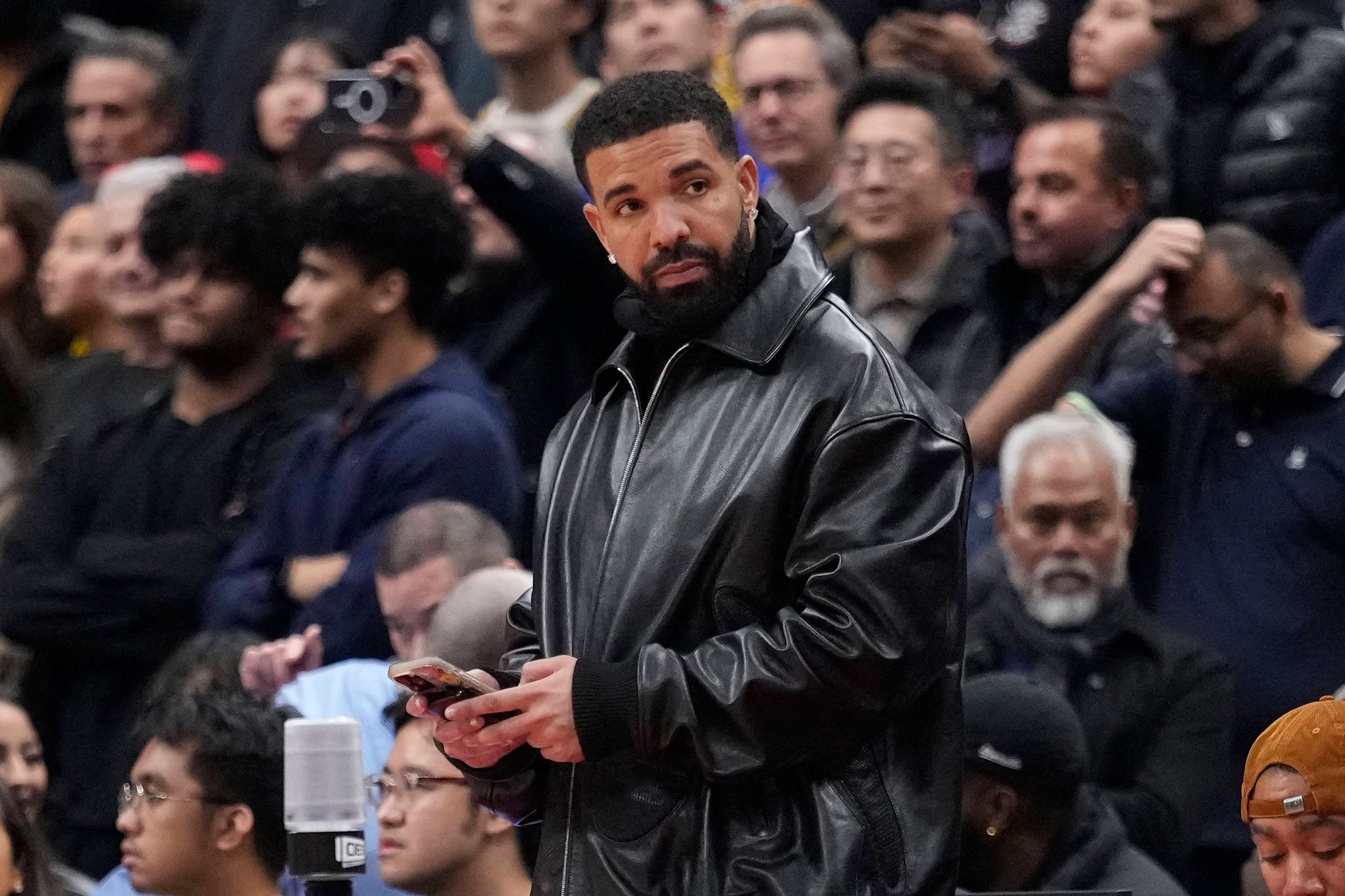 Drake, 하룻밤 사이에 세 장의 앨범을 터뜨리다