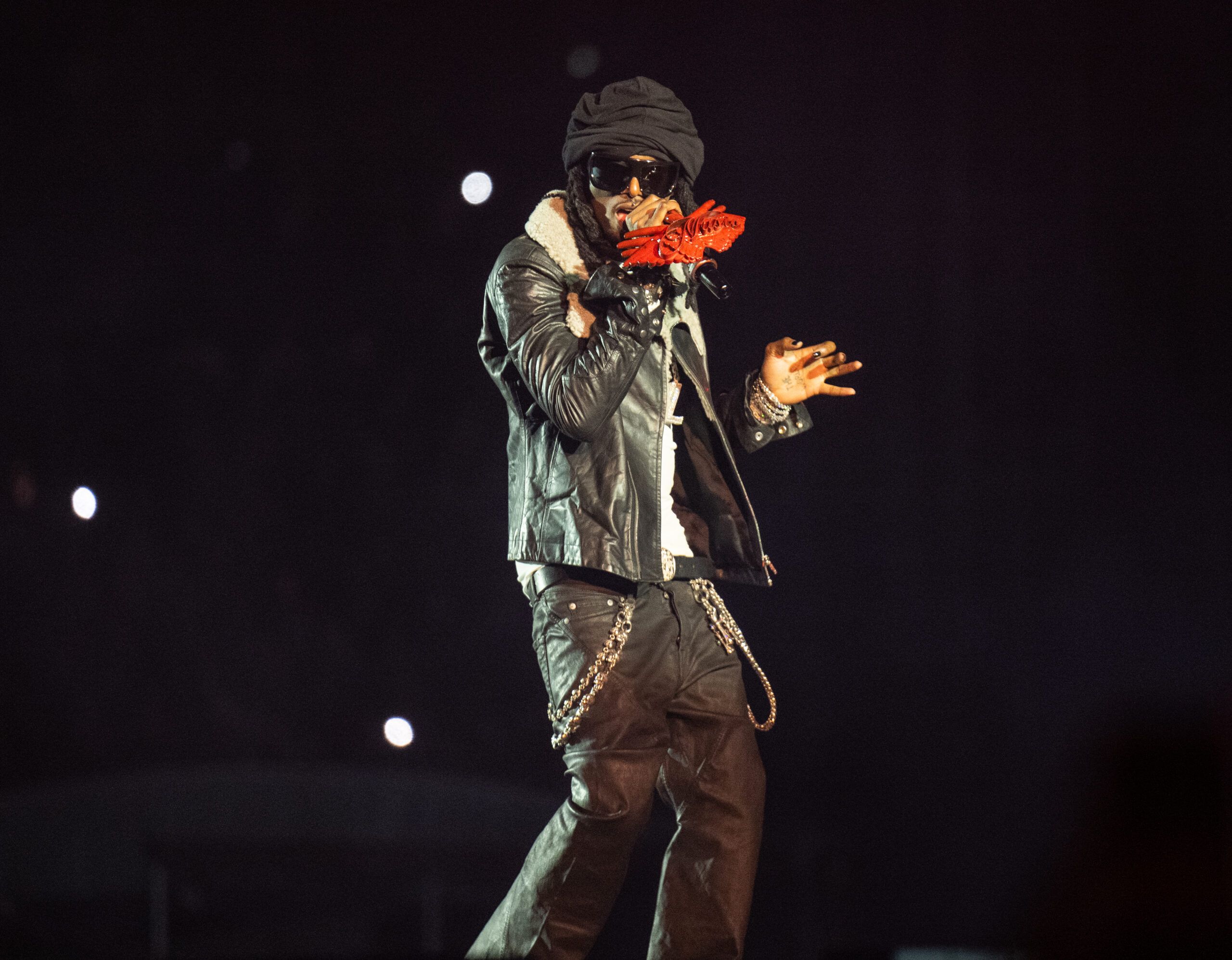 Playboi Carti, Supreme과 MM6 Margiela의 캐시 프린트 컬렉션으로 강렬한 스타일 선보여