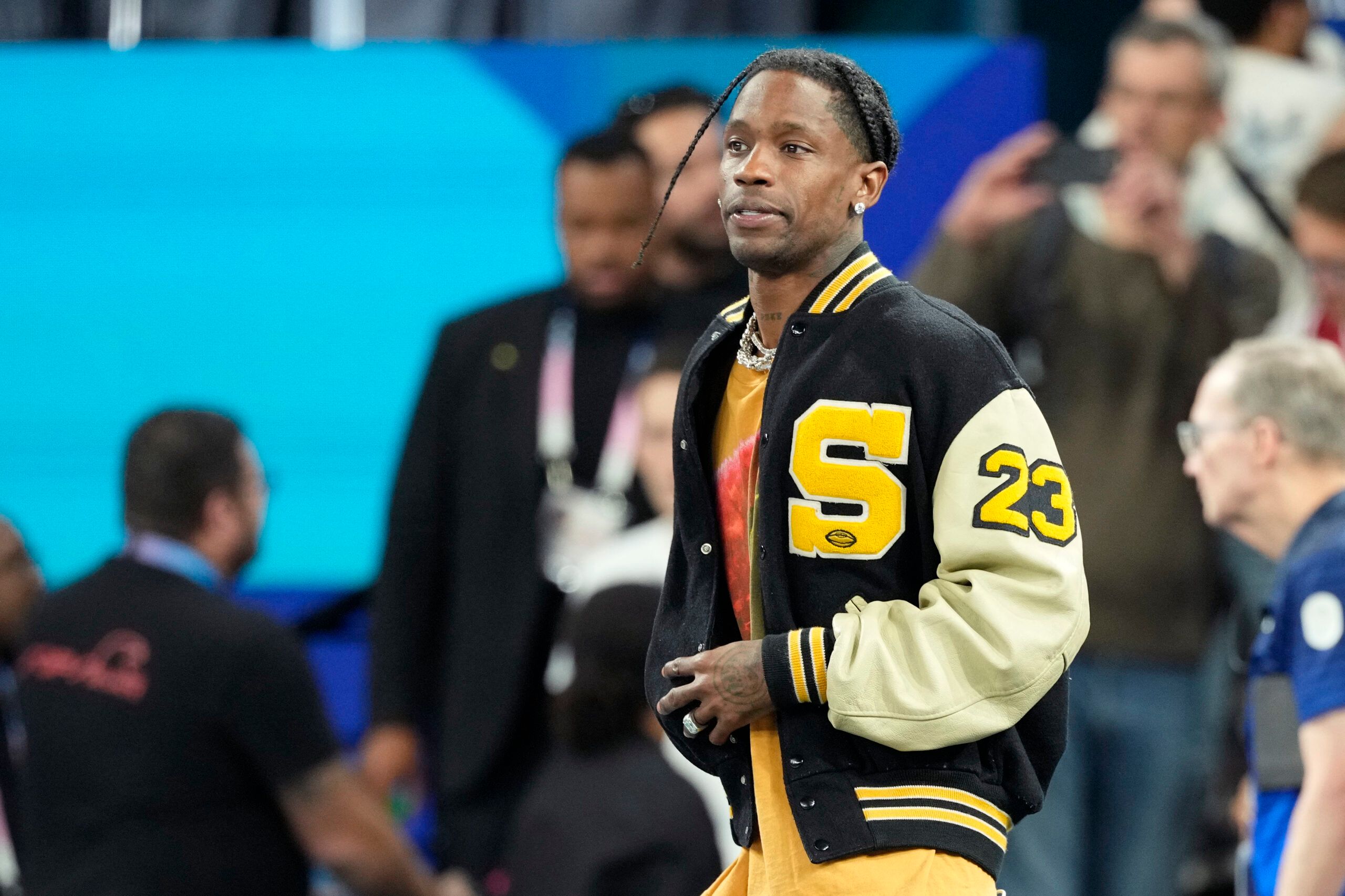 Travis Scott, 빨간 아이팟 손에 쥔 이유는?