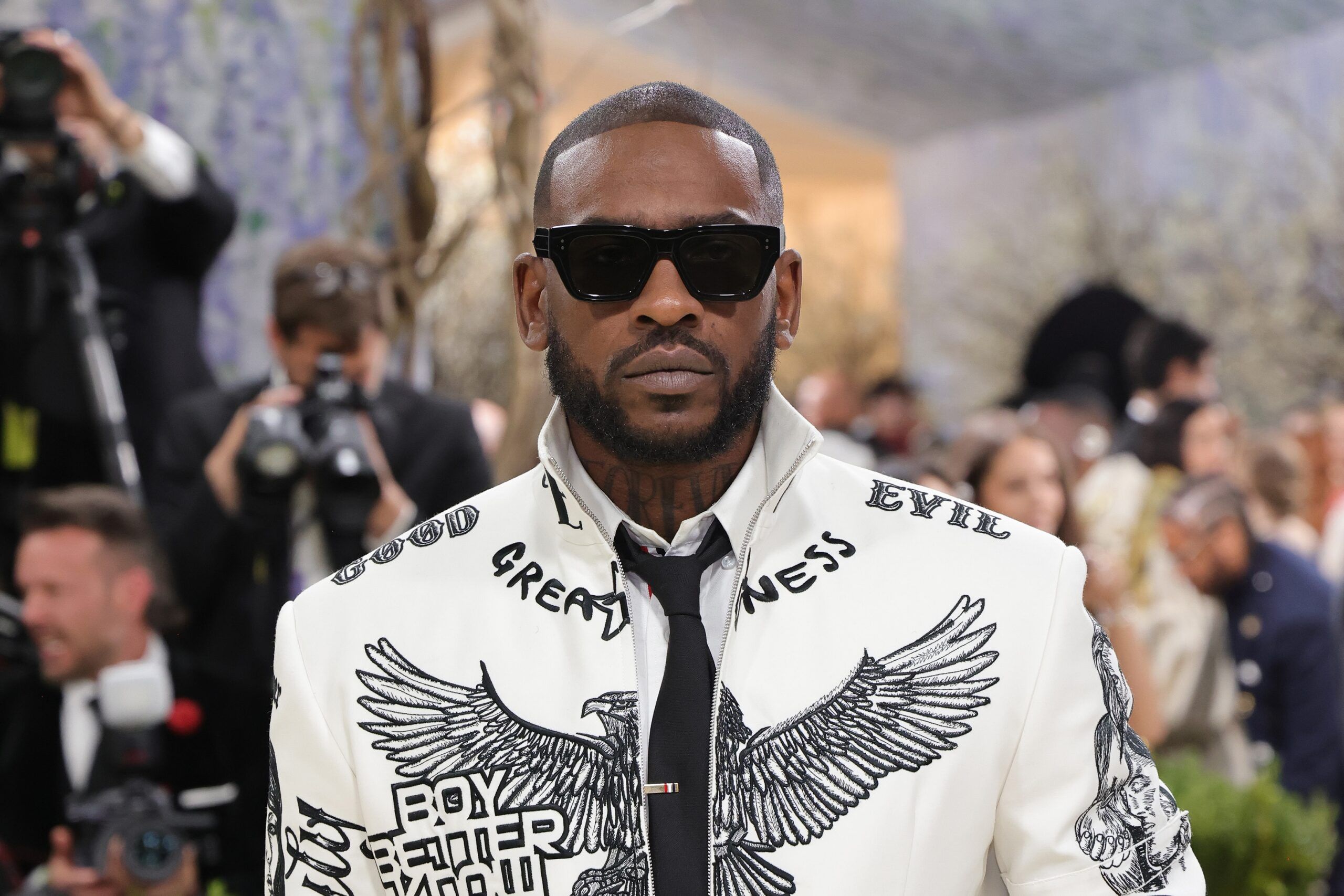 Skepta, Paris Fashion Week에서 North West를 향한 성인 남성들의 과도한 접근에 드물게 날 선 비판